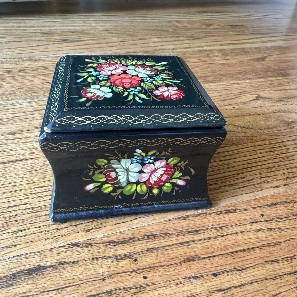 Vintage Russian Lacquer Box | Hand-painted Florals | Artist Signed | Fedoskino?